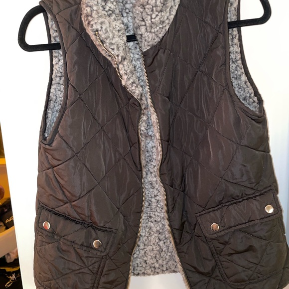 Reversible Vest (Black & Fluffy Gray) - Picture 3 of 6